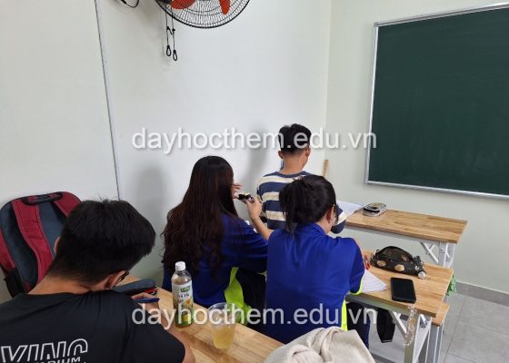 Gia sư dạy kèm học sinh